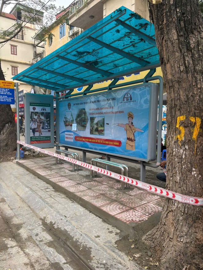 Hà Nội ra quân chỉnh trang hệ thống xe buýt chào mừng kỷ niệm 30/4 và 1/5- Ảnh 4.