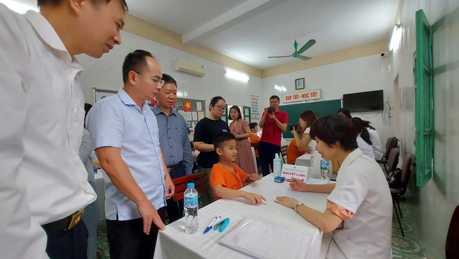 Khám sàng lọc và chẩn đoán tình trạng sức khỏe, bệnh tật cho học sinh Trường PTCS dân lập Dạy trẻ câm điếc Hà Nội- Ảnh 2.