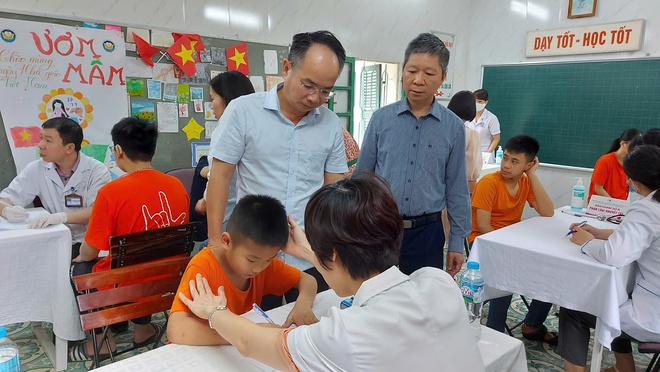 Khám sàng lọc và chẩn đoán tình trạng sức khỏe, bệnh tật cho học sinh Trường PTCS dân lập Dạy trẻ câm điếc Hà Nội- Ảnh 3.