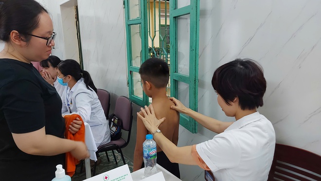 Khám sàng lọc và chẩn đoán tình trạng sức khỏe, bệnh tật cho học sinh Trường PTCS dân lập Dạy trẻ câm điếc Hà Nội- Ảnh 4.