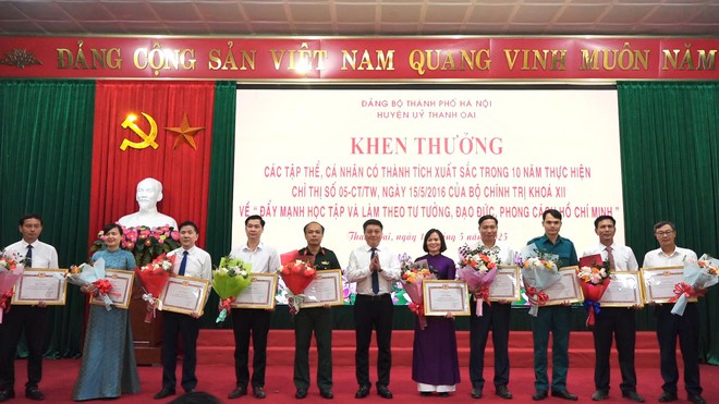 Thanh Oai: Khen thưởng nhiều tập thể, cá nhân điển 
 hình trong “Học tập và làm theo tư tưởng, đạo đức, phong cách Hồ Chí Minh”- Ảnh 4.