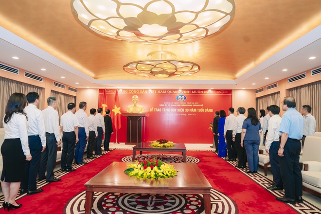 Chủ tịch UBND Thành phố Trần Sỹ Thanh vinh dự đón nhận Huy hiệu 30 năm tuổi Đảng- Ảnh 1.