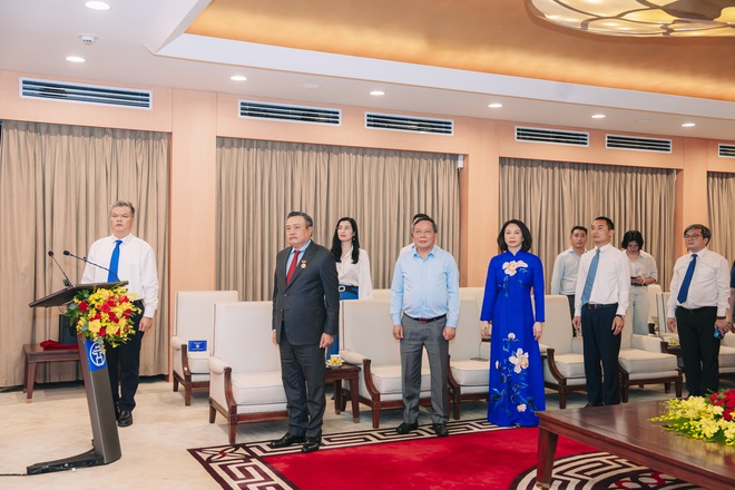 Chủ tịch UBND Thành phố Trần Sỹ Thanh vinh dự đón nhận Huy hiệu 30 năm tuổi Đảng- Ảnh 3.