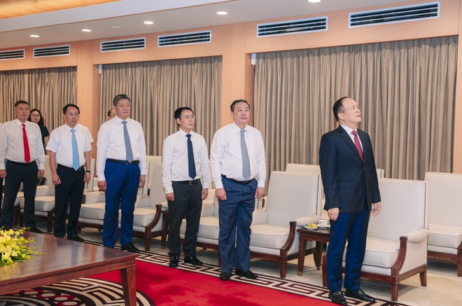 Chủ tịch UBND Thành phố Trần Sỹ Thanh vinh dự đón nhận Huy hiệu 30 năm tuổi Đảng- Ảnh 2.