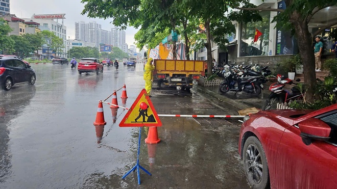 Công nhân Thoát nước ứng trực, bảo đảm không để xảy ra ngập úng kéo dài- Ảnh 6.