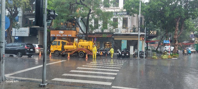 Công nhân Thoát nước ứng trực, bảo đảm không để xảy ra ngập úng kéo dài- Ảnh 8.