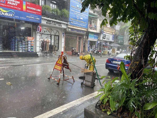 Công nhân Thoát nước ứng trực, bảo đảm không để xảy ra ngập úng kéo dài- Ảnh 5.
