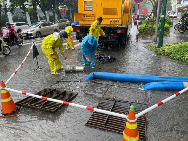 Công nhân Thoát nước ứng trực, bảo đảm không để xảy ra ngập úng kéo dài- Ảnh 3.