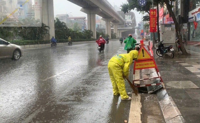 Công nhân Thoát nước ứng trực, bảo đảm không để xảy ra ngập úng kéo dài- Ảnh 2.