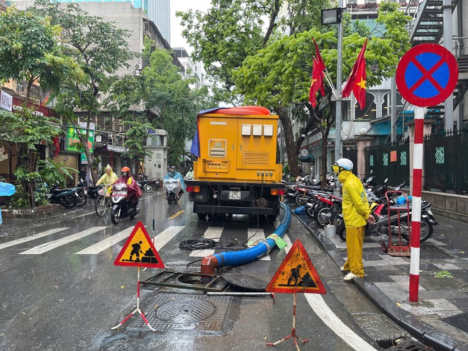 Công nhân Thoát nước ứng trực, bảo đảm không để xảy ra ngập úng kéo dài- Ảnh 7.