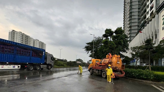 Công nhân Thoát nước ứng trực, bảo đảm không để xảy ra ngập úng kéo dài- Ảnh 4.