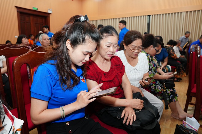 Quận Tây Hồ trang bị kỹ năng phòng chống lừa đảo cho người cao tuổi- Ảnh 4.