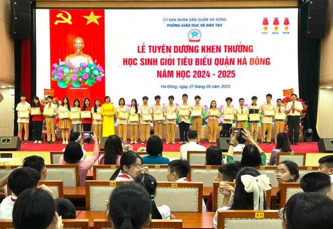 Hà Đông tuyên dương 168 học sinh giỏi tiêu biểu năm học 2024-2025- Ảnh 3.