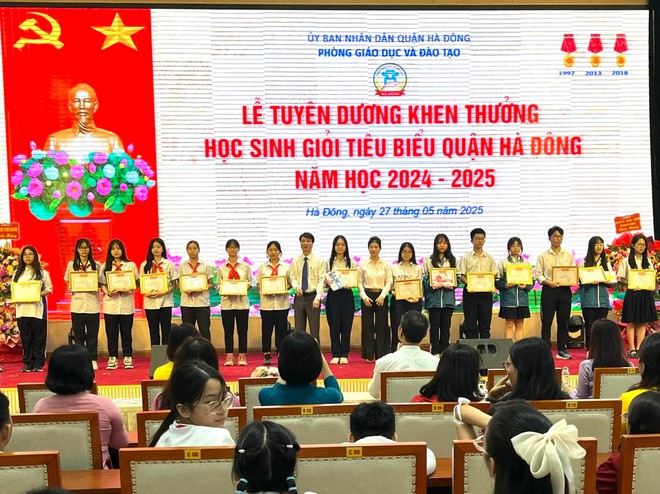 Hà Đông tuyên dương 168 học sinh giỏi tiêu biểu năm học 2024-2025- Ảnh 4.