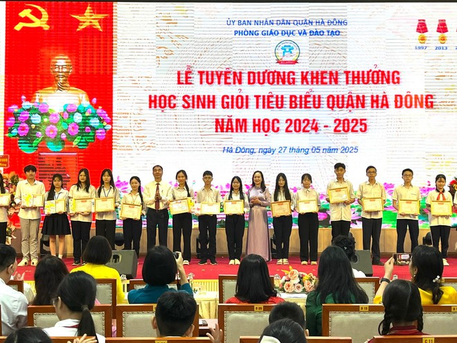 Hà Đông tuyên dương 168 học sinh giỏi tiêu biểu năm học 2024-2025- Ảnh 5.