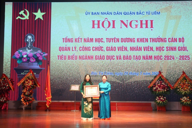 Quận Bắc từ Liêm tuyên dương giáo viên, học sinh giỏi, tiêu biểu ngành Giáo dục và Đào tạo năm học 2024 - 2025- Ảnh 4.