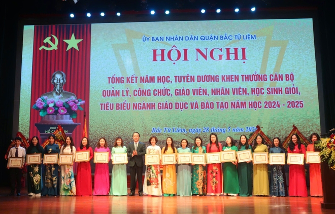 Quận Bắc từ Liêm tuyên dương giáo viên, học sinh giỏi, tiêu biểu ngành Giáo dục và Đào tạo năm học 2024 - 2025- Ảnh 2.