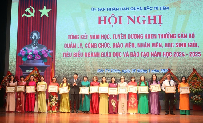 Quận Bắc từ Liêm tuyên dương giáo viên, học sinh giỏi, tiêu biểu ngành Giáo dục và Đào tạo năm học 2024 - 2025- Ảnh 5.