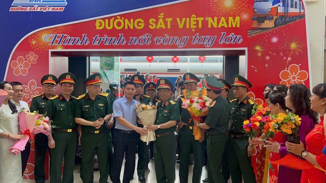 Quận Đống Đa đón đoàn cán bộ, chiến sĩ tham gia diễu binh về đến Hà Nội- Ảnh 2.