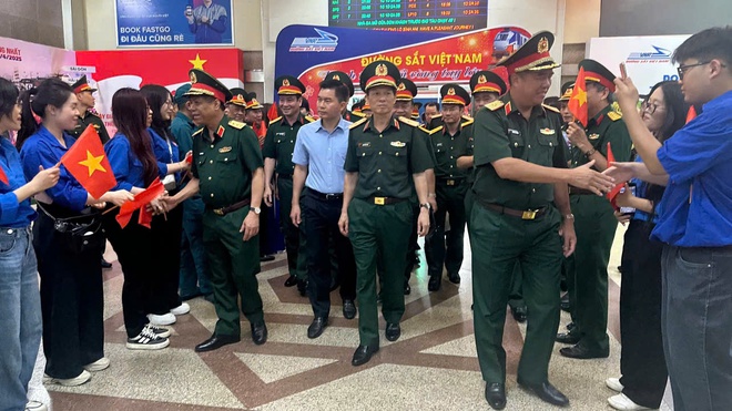 Quận Đống Đa đón đoàn cán bộ, chiến sĩ tham gia diễu binh về đến Hà Nội- Ảnh 3.