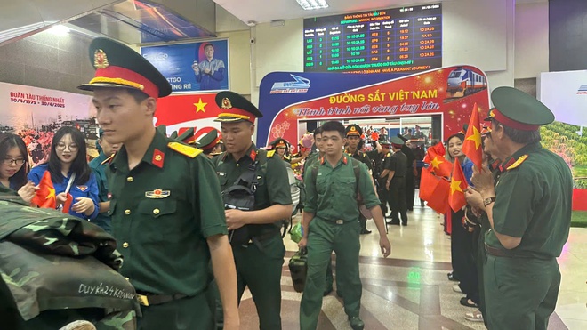 Quận Đống Đa đón đoàn cán bộ, chiến sĩ tham gia diễu binh về đến Hà Nội- Ảnh 4.