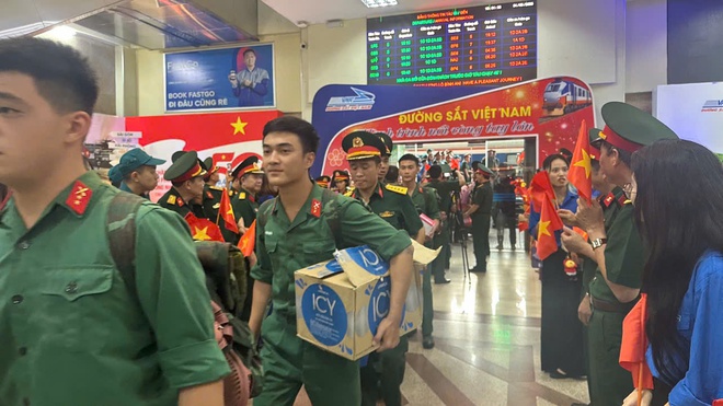 Quận Đống Đa đón đoàn cán bộ, chiến sĩ tham gia diễu binh về đến Hà Nội- Ảnh 5.