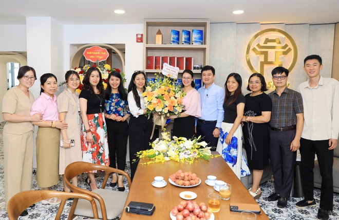 Phó Chủ tịch UBND Thành phố Trương Việt Dũng đến thăm, chúc mừng Trung tâm Truyền thông, Dữ liệu và Công nghệ số nhân ngày 21/6- Ảnh 9.