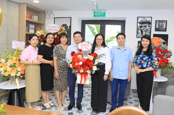 Phó Chủ tịch UBND Thành phố Trương Việt Dũng đến thăm, chúc mừng Trung tâm Truyền thông, Dữ liệu và Công nghệ số nhân ngày 21/6- Ảnh 7.