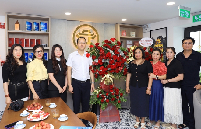 Phó Chủ tịch UBND Thành phố Trương Việt Dũng đến thăm, chúc mừng Trung tâm Truyền thông, Dữ liệu và Công nghệ số nhân ngày 21/6- Ảnh 6.