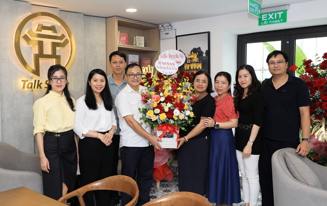 Phó Chủ tịch UBND Thành phố Trương Việt Dũng đến thăm, chúc mừng Trung tâm Truyền thông, Dữ liệu và Công nghệ số nhân ngày 21/6- Ảnh 8.