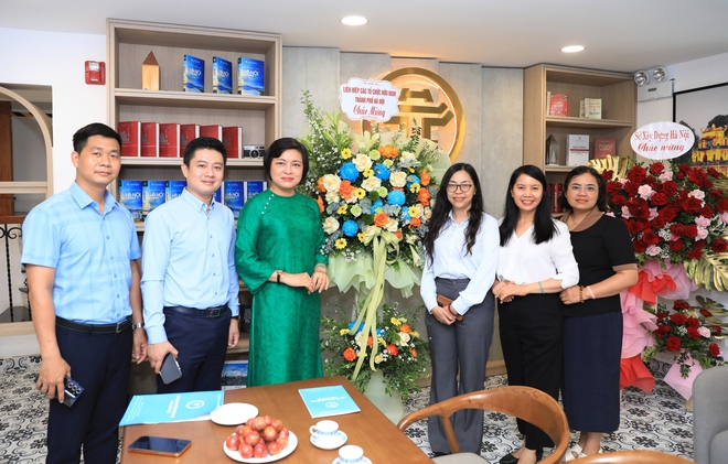 Phó Chủ tịch UBND Thành phố Trương Việt Dũng đến thăm, chúc mừng Trung tâm Truyền thông, Dữ liệu và Công nghệ số nhân ngày 21/6- Ảnh 4.