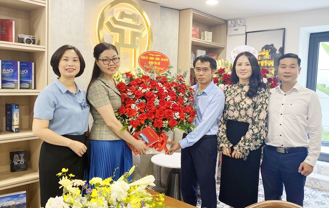 Phó Chủ tịch UBND Thành phố Trương Việt Dũng đến thăm, chúc mừng Trung tâm Truyền thông, Dữ liệu và Công nghệ số nhân ngày 21/6- Ảnh 10.