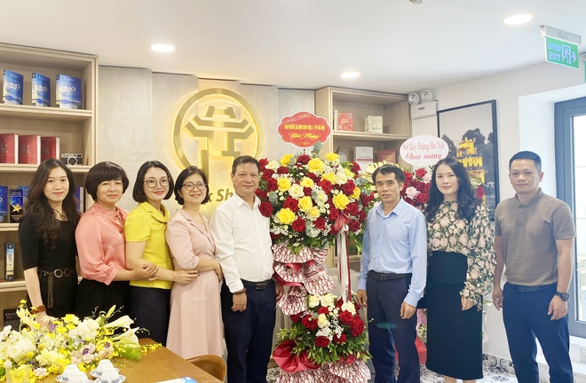 Phó Chủ tịch UBND Thành phố Trương Việt Dũng đến thăm, chúc mừng Trung tâm Truyền thông, Dữ liệu và Công nghệ số nhân ngày 21/6- Ảnh 5.