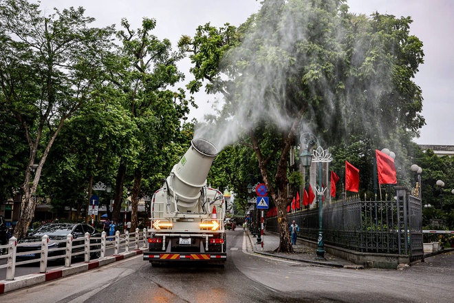 Hà Nội tiên phong vận hành thiết bị vệ sinh môi trường hiện đại tại 4 quận nội đô- Ảnh 12.