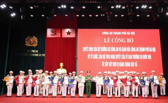 Hà Nội công bố cán bộ tại Công an 126 xã, phường- Ảnh 3.