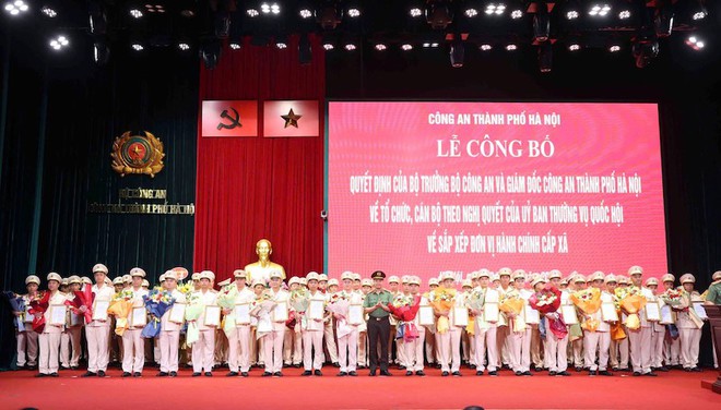 Hà Nội công bố cán bộ tại Công an 126 xã, phường- Ảnh 4.