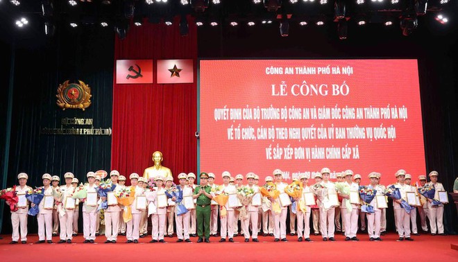 Hà Nội công bố cán bộ tại Công an 126 xã, phường- Ảnh 5.