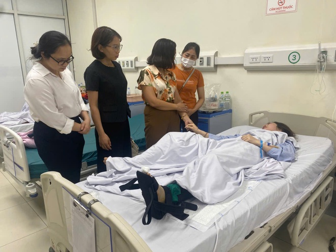 Lãnh đạo phường Dương Nội thăm hỏi, tặng quà nạn nhân trong vụ tai nạn giao thông tối 16/7- Ảnh 2.