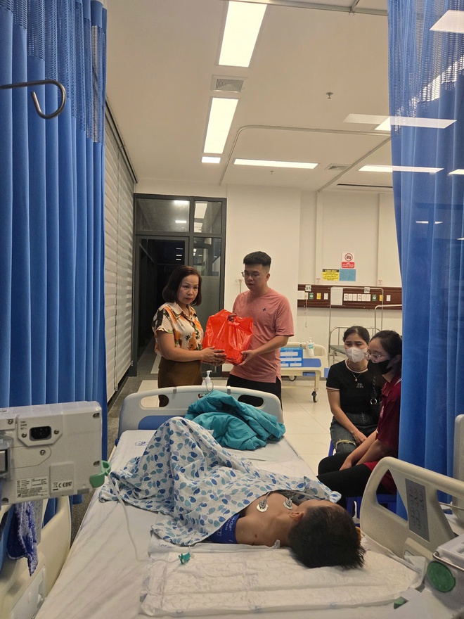 Lãnh đạo phường Dương Nội thăm hỏi, tặng quà nạn nhân trong vụ tai nạn giao thông tối 16/7- Ảnh 3.