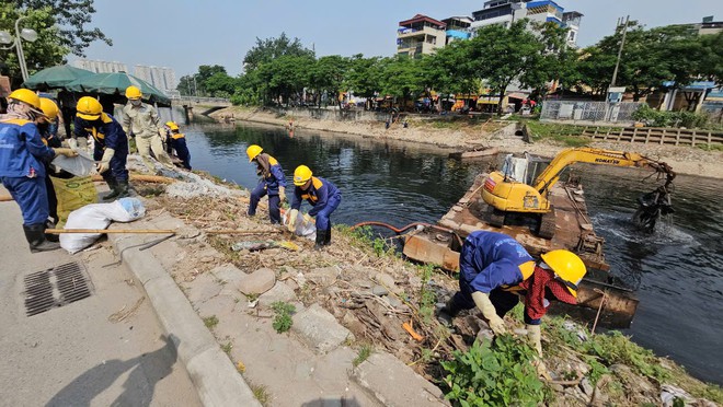 Hà Nội ra quân chỉnh trang hệ thống thoát nước và nạo vét bùn sông Tô Lịch- Ảnh 6.