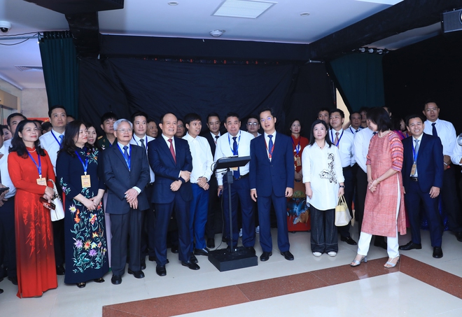 Khai mạc triển lãm “Phát triển Hoàn Kiếm số - văn minh, hiện đại, đậm đà bản sắc”- Ảnh 5.