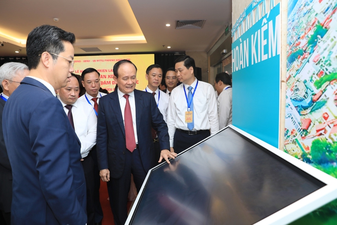 Khai mạc triển lãm “Phát triển Hoàn Kiếm số - văn minh, hiện đại, đậm đà bản sắc”- Ảnh 3.
