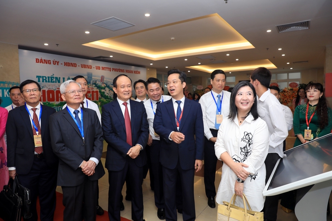 Khai mạc triển lãm “Phát triển Hoàn Kiếm số - văn minh, hiện đại, đậm đà bản sắc”- Ảnh 4.