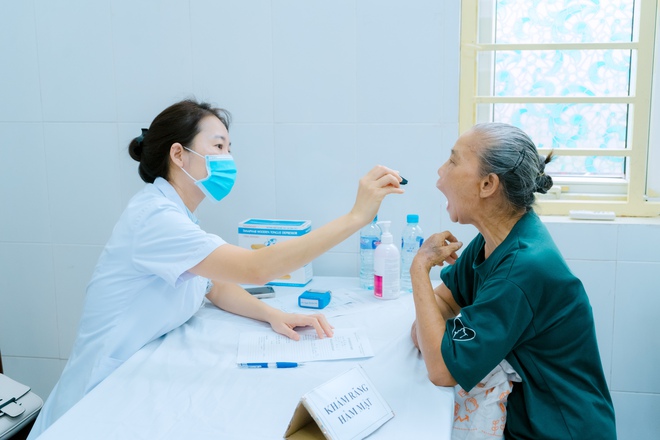 Phường Long Biên tổ chức khám bệnh, chăm sóc sức khỏe cho người có công- Ảnh 7.