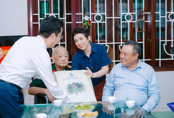 Chủ tịch UBND Thành phố Trần Sỹ Thanh thăm, tặng quà người có công tiêu biểu nhân dịp 27/7- Ảnh 5.