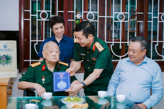 Chủ tịch UBND Thành phố Trần Sỹ Thanh thăm, tặng quà người có công tiêu biểu nhân dịp 27/7- Ảnh 4.
