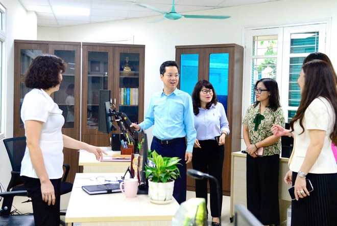 Lãnh đạo phường Hoàn Kiếm thăm, động viên các cơ quan sau kiện toàn bộ máy- Ảnh 1.