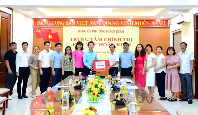 Lãnh đạo phường Hoàn Kiếm thăm, động viên các cơ quan sau kiện toàn bộ máy- Ảnh 5.