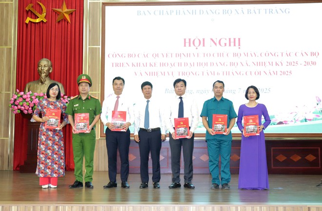 Xã Bát Tràng công bố các quyết định về tổ chức bộ máy và nhân sự, chuẩn bị Đại hội Đảng bộ nhiệm kỳ mới- Ảnh 3.