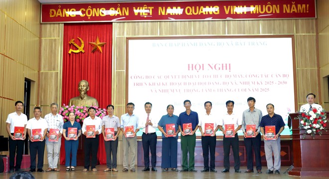 Xã Bát Tràng công bố các quyết định về tổ chức bộ máy và nhân sự, chuẩn bị Đại hội Đảng bộ nhiệm kỳ mới- Ảnh 6.